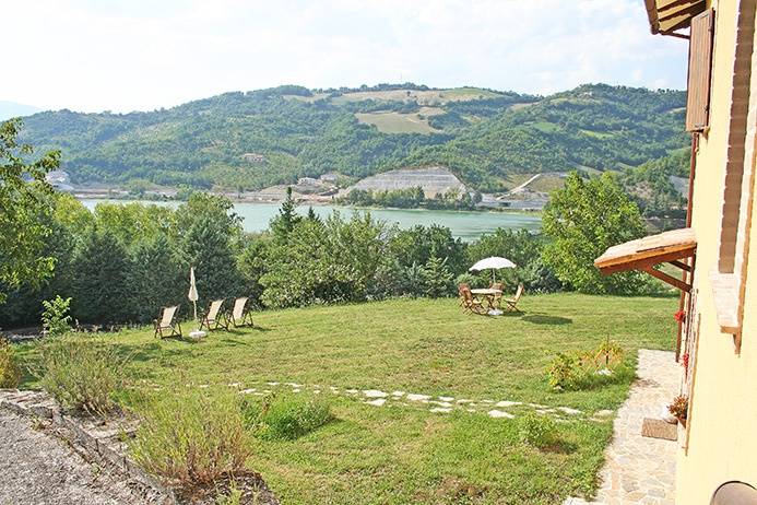 casa indipendente in vendita a Valfornace in zona Pievebovigliana