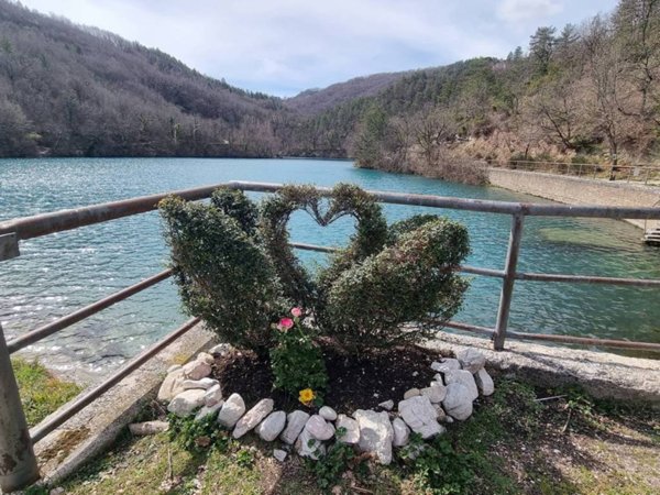 casa indipendente in vendita a Valfornace in zona Pievebovigliana