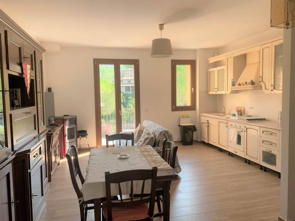 appartamento in vendita a Valfornace in zona Pievebovigliana