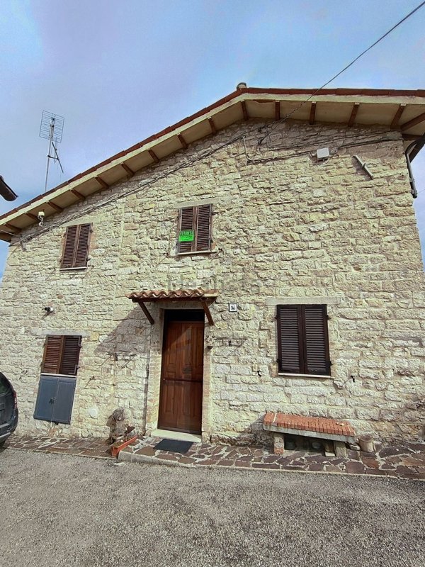 casa indipendente in vendita a Valfornace