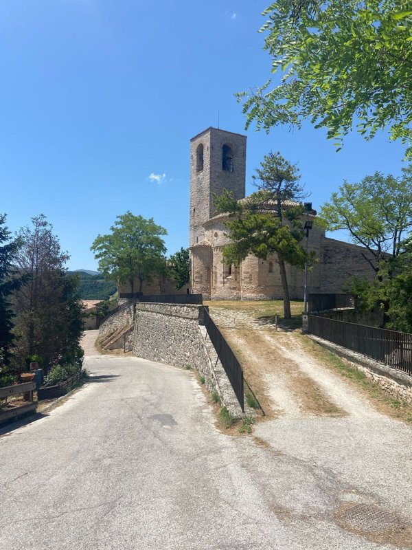 casa indipendente in vendita a Valfornace in zona Pievebovigliana