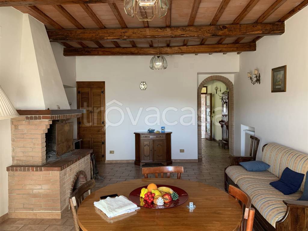 casa indipendente in vendita a Valfornace in zona Pievebovigliana