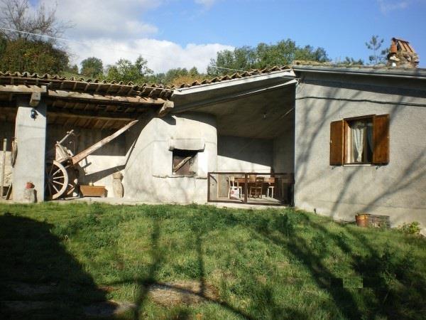 casa indipendente in vendita a Valfornace in zona Fiordimonte