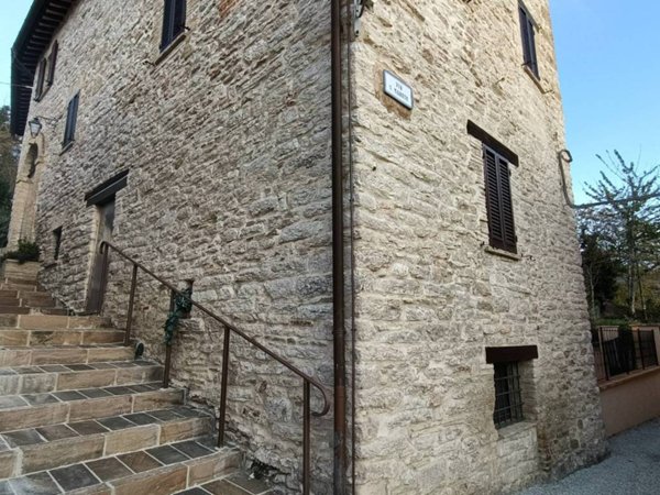 casa indipendente in vendita a Valfornace in zona San Giusto