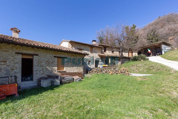 casa indipendente in vendita a Valfornace in zona Frontillo