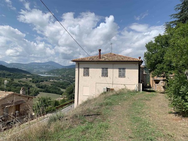 appartamento in vendita a Valfornace in zona Pievebovigliana