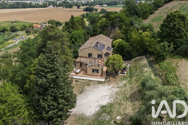 casa indipendente in vendita a Valfornace in zona Isola