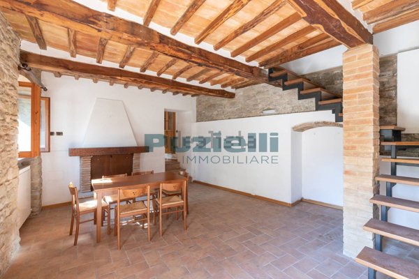 casa indipendente in vendita a Valfornace in zona Pievebovigliana