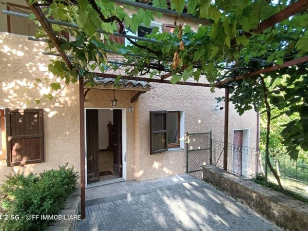 casa indipendente in vendita a Valfornace