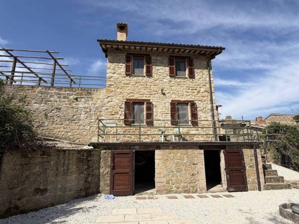 casa indipendente in vendita a Valfornace in zona Isola