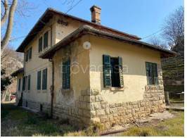 casa indipendente in vendita ad Acquasanta Terme in zona Centrale