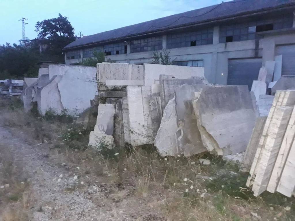 locale commerciale in vendita ad Acquasanta Terme in zona Paggese