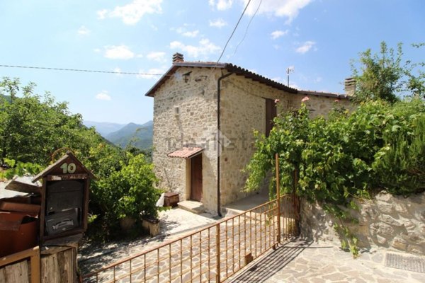 casa indipendente in vendita ad Acquasanta Terme in zona Pomaro