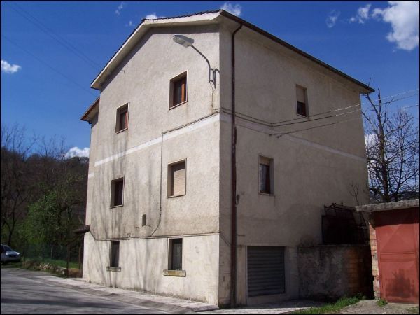 casa indipendente in vendita ad Acquasanta Terme in zona Centrale