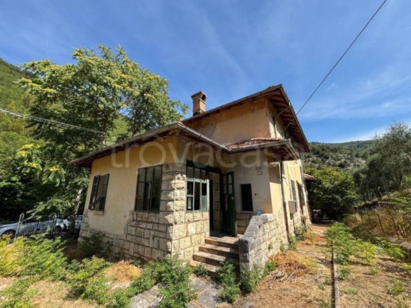 casa indipendente in vendita ad Acquasanta Terme in zona Centrale