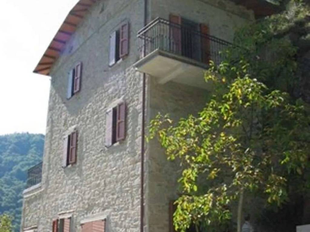 casa indipendente in vendita ad Acquasanta Terme in zona Favalanciata