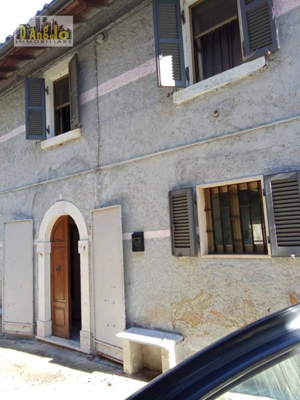 casa indipendente in vendita ad Acquasanta Terme in zona Favalanciata