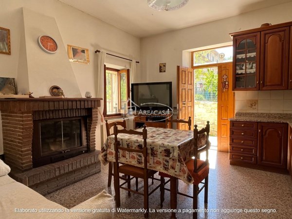 casa indipendente in vendita ad Acquasanta Terme in zona Corneto