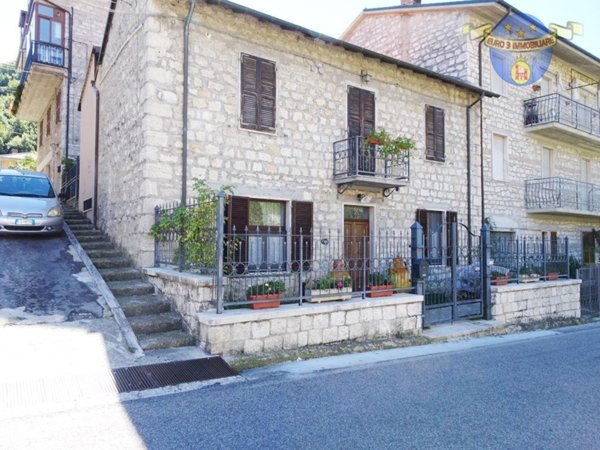 casa indipendente in vendita ad Acquasanta Terme in zona Paggese