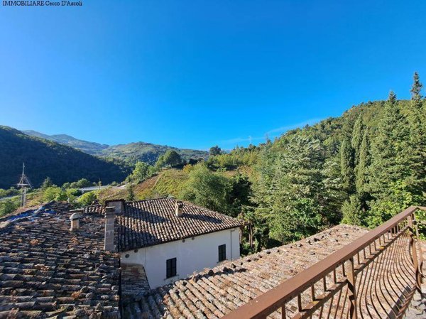 casa indipendente in vendita ad Acquasanta Terme in zona Centrale