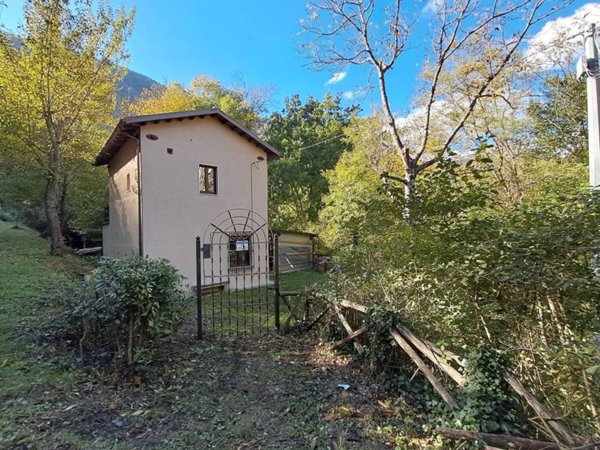 casa indipendente in vendita ad Acquasanta Terme in zona Tallacano