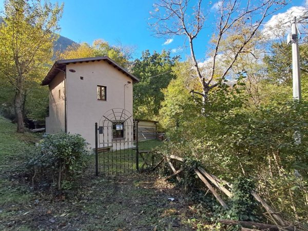 casa indipendente in vendita ad Acquasanta Terme in zona Quintodecimo