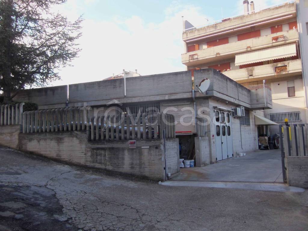 locale commerciale in vendita ad Acquaviva Picena