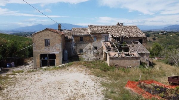 pentavano in vendita ad Acquaviva Picena