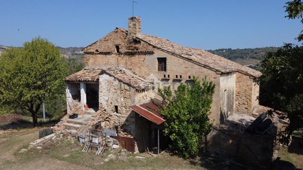 pentavano in vendita ad Acquaviva Picena