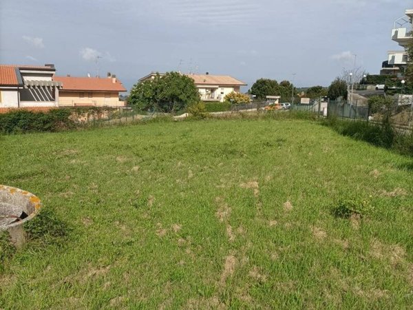 terreno edificabile in vendita ad Acquaviva Picena