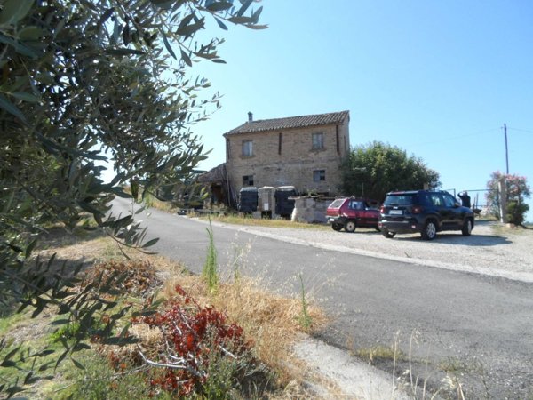 pentavano in vendita ad Acquaviva Picena