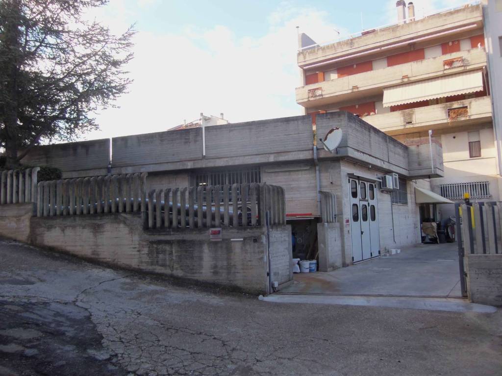 locale commerciale in vendita ad Acquaviva Picena