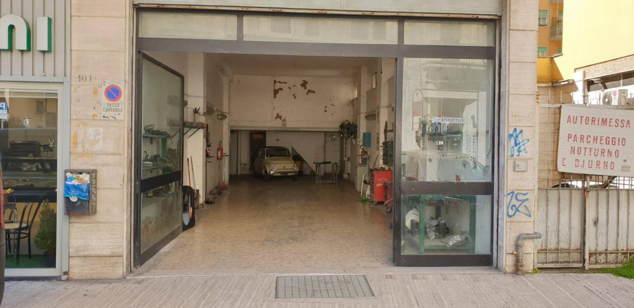 negozio in vendita ad Ascoli Piceno in zona Campo Parignano