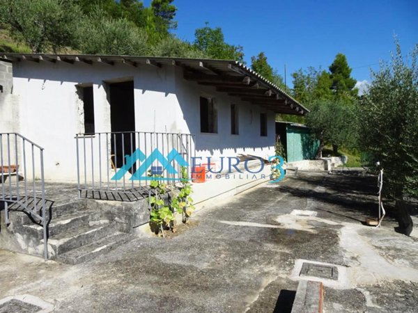 casa indipendente in vendita ad Ascoli Piceno in zona Caprignano