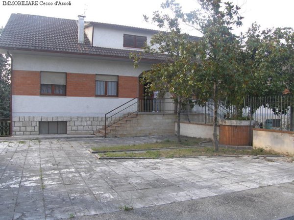 casa indipendente in vendita ad Ascoli Piceno in zona Rosara