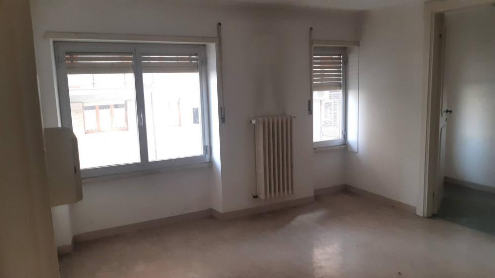ufficio in vendita ad Ascoli Piceno in zona Il Palazzo