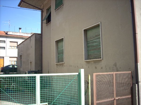 locale commerciale in vendita ad Ascoli Piceno in zona Centro Storico