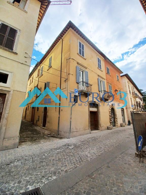 casa indipendente in vendita ad Ascoli Piceno in zona Centro Storico