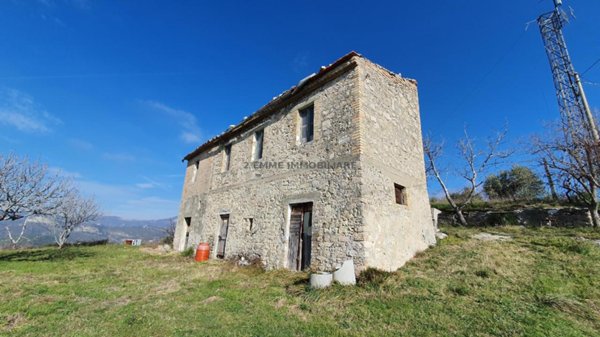 casa indipendente in vendita ad Ascoli Piceno in zona Centro Storico