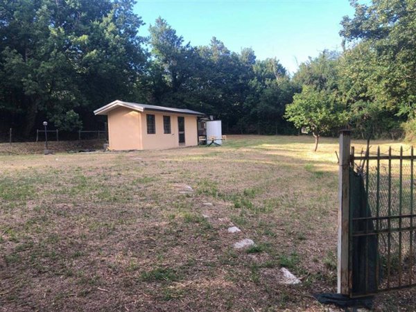locale di sgombero in vendita ad Ascoli Piceno in zona Lisciano