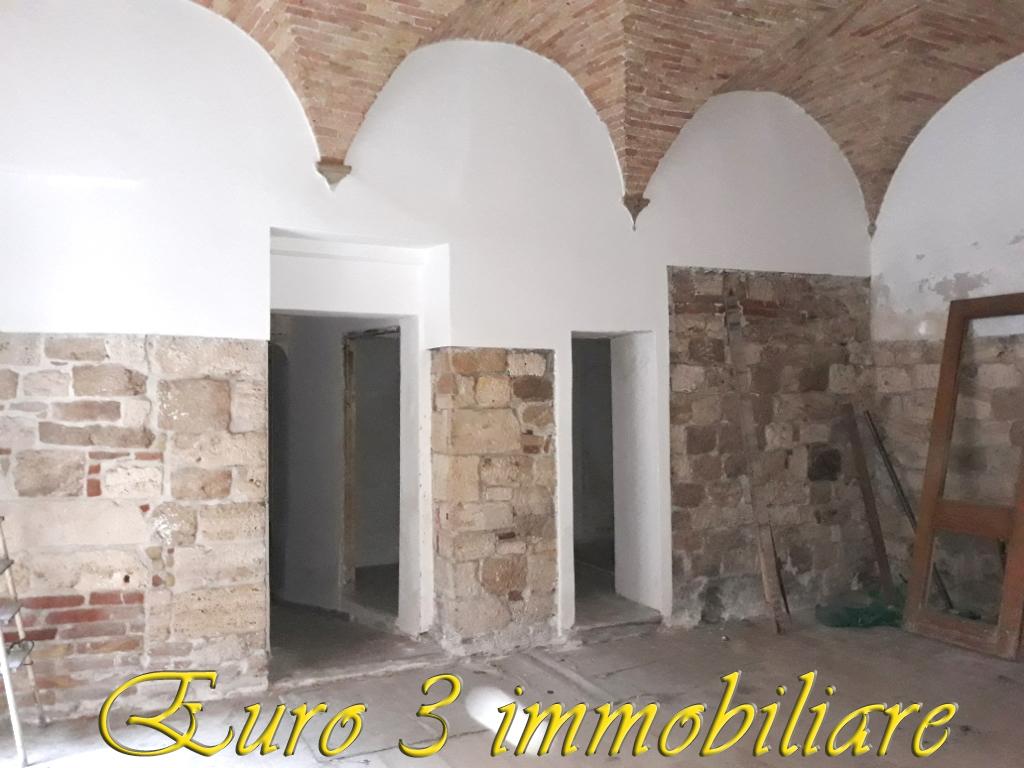 locale commerciale in vendita ad Ascoli Piceno in zona Centro Storico