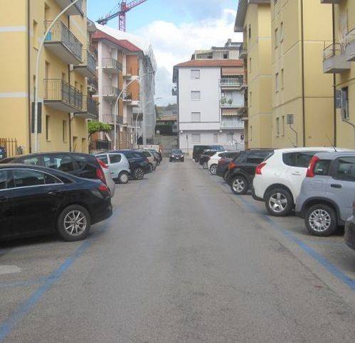 negozio in vendita ad Ascoli Piceno in zona Campo Parignano