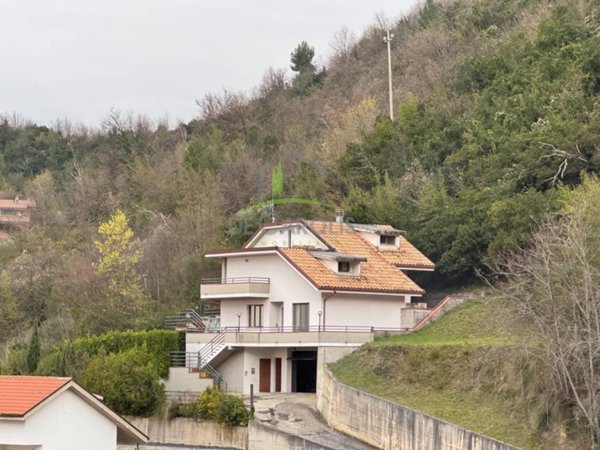 casa indipendente in vendita ad Ascoli Piceno in zona Centro Storico