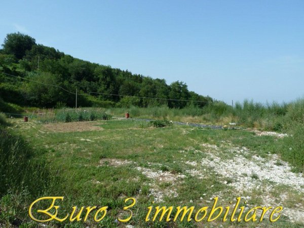 negozio in vendita ad Ascoli Piceno in zona Carpineto