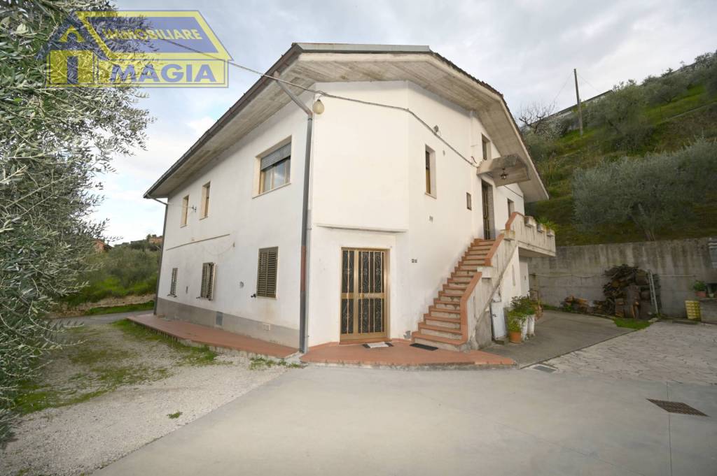 casa indipendente in vendita ad Ascoli Piceno in zona Centro Storico