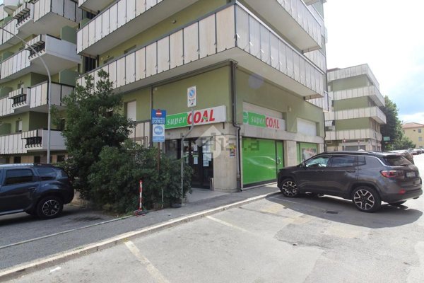 locale commerciale in vendita ad Ascoli Piceno in zona Borgo Solestà