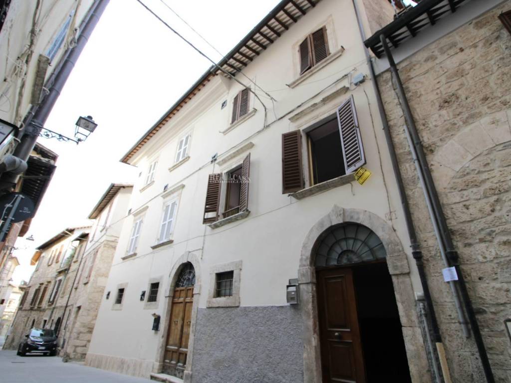 casa indipendente in vendita ad Ascoli Piceno in zona Centro Storico