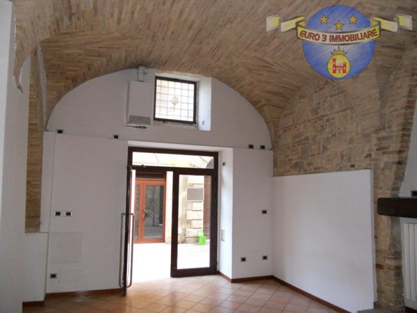 locale commerciale in vendita ad Ascoli Piceno in zona Centro Storico