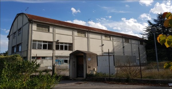 negozio in vendita ad Ascoli Piceno in zona Croce di Tolignano