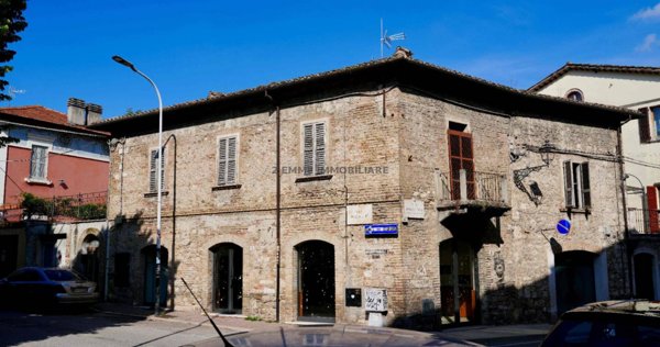locale commerciale in vendita ad Ascoli Piceno in zona Borgo Solestà